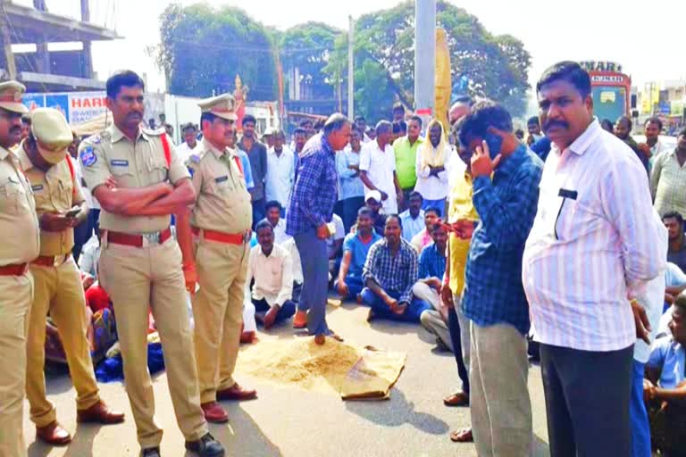 faarmers protest at jayashankar bhupalpally seeking to buy their crop