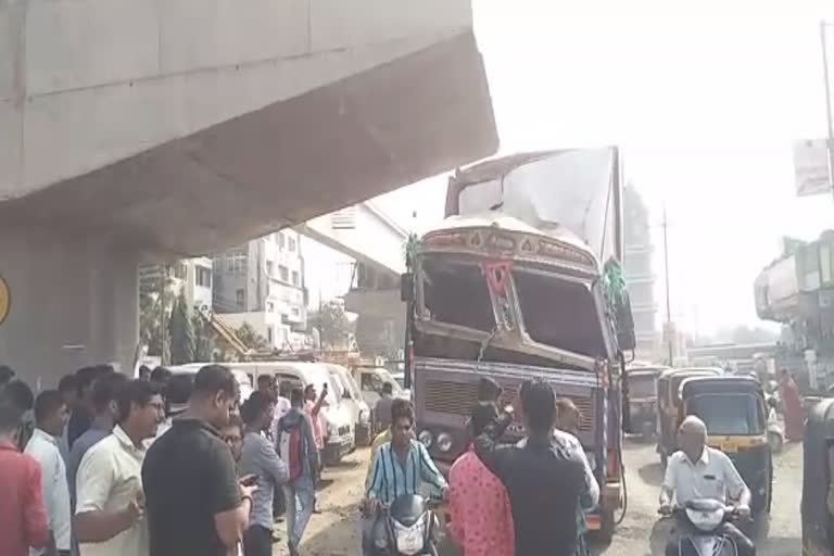 contener accident in akola