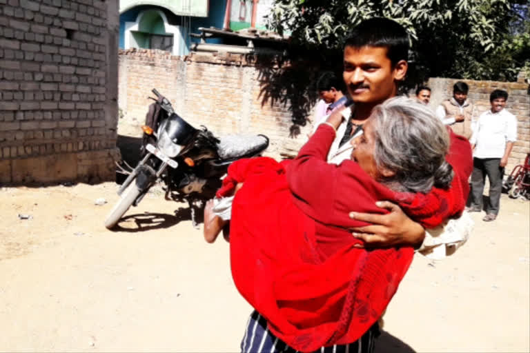 बुजुर्ग मां को गोद में उठाकर बेटा पहुंचा मतदान केन्द्र