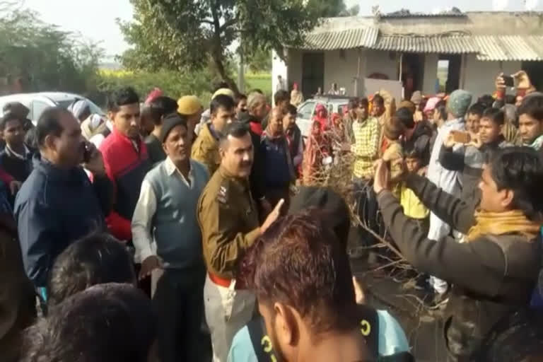 ग्रामीणों ने हाईवे पर लगाया जाम, Villagers jammed the highway