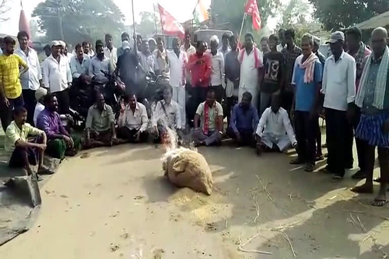 దొడ్డు రకం ధాన్యాన్నికొనాలని రోడ్డెక్కిన రైతులు