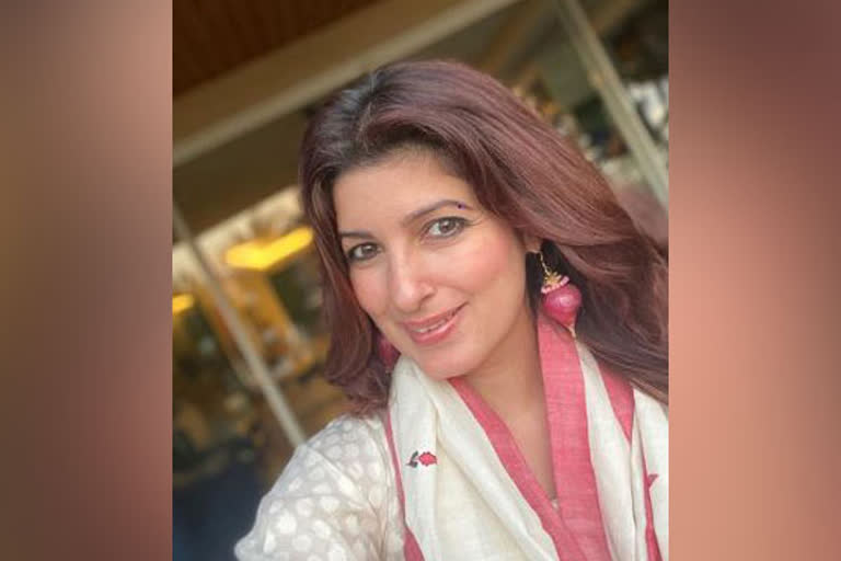 twinkle khanna wear onion earrings, Akshay Kumar, twinkle khanna wear onion earrings gifted by Akshay Kumar, twinkle khanna wear onion earrings photo viral