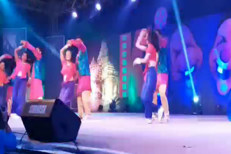 dance-took-place-on-the-fifth-day-of-khajuraho-film-festival
