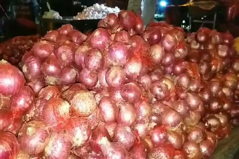 Onion crossed hundred rupees