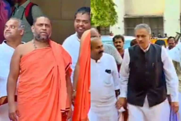 vishweshwar-hegde-kageri-subhudendra-swamiji-met-udupi-pejavara-swamiji