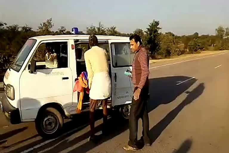 4 people injured in road accident in Baran,  4 people injured in accident on Kota-Shivpuri NH-27 at Baran, बारां के शाहबाद में सड़क हादसा, बारां में सड़क हादसे में 4 लोग घायल