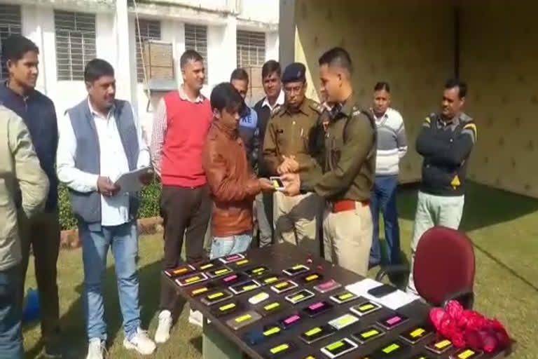 Dholpur police mobile news recovered, धौलपुर पुलिस मोबाइल बरामद न्यूज