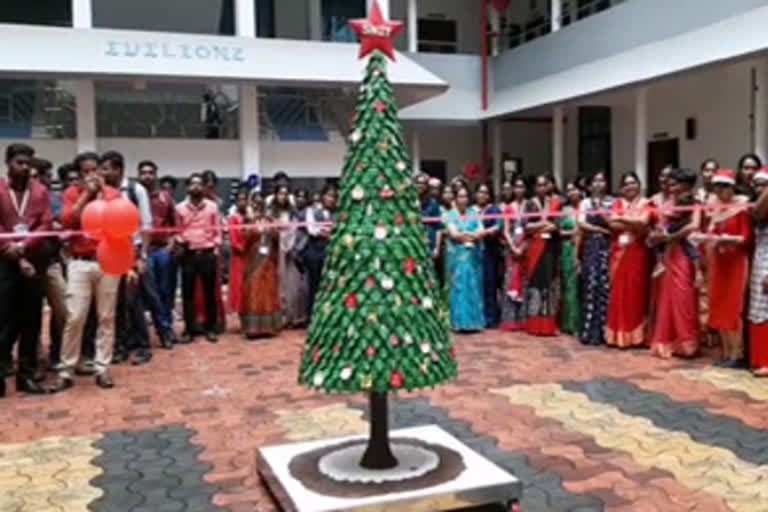 to make Christmas celebration unique Management made giant cake  ക്രിസ്‌മസ് ആഘോഷം വേറിട്ടതാക്കാൻ ഭീമൻ കേക്ക് നിര്‍മിച്ച് വിദ്യാര്‍ഥികള്‍ക്ക് നല്‍കി മാനേജ്മെന്‍റ്  പത്തനംതിട്ട  ഭീമൻ കേക്ക്