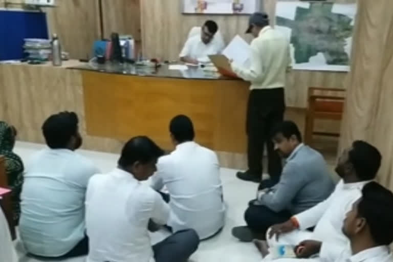 hiv Sena corporators agitation for various development works in the Municipal Commissioner's Office