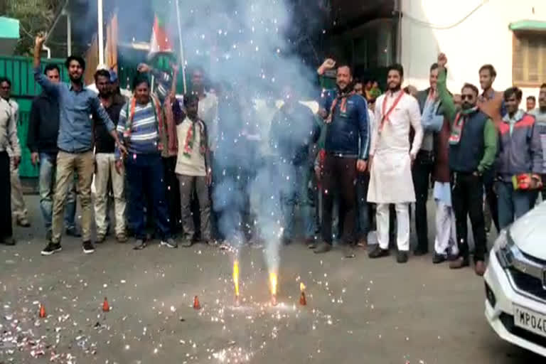 activists-celebrated-after-getting-lead-in-jharkhand-elections-in-bhopal