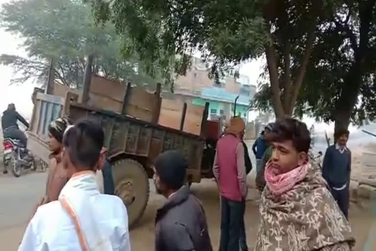 tractor trolley overturns in bhind