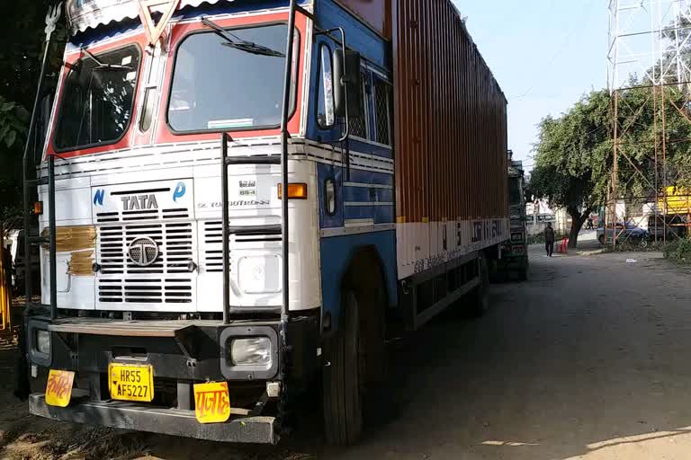 High speed truck broke Naveen Chowk