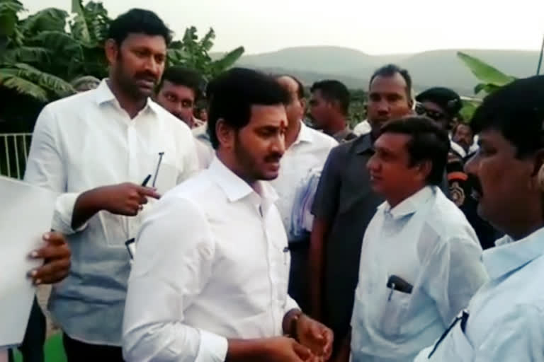 cm jagan reached to idupulapaya