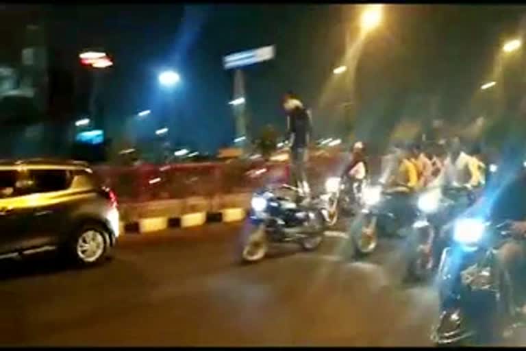 dangerous bike stunt in Surat