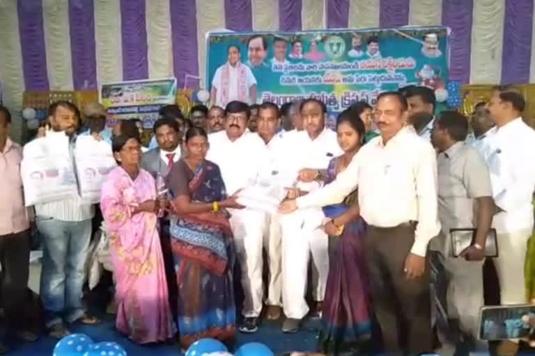 mla-satheesh-kumar-presented-christmas-presents