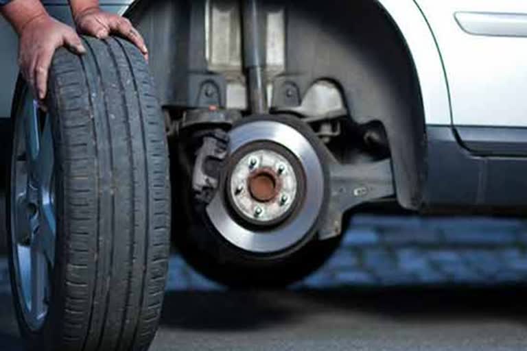 Tyres theft  நான்கு கார் டயர்கள் திருட்டு  26 ஆயிரம் மதிப்புள்ள கார் டயர் நூதன முறையில் திருட்டு!  கீழ்ப்பாக்கம் அருகே கார் டயர் திருட்டு  car tyres theft