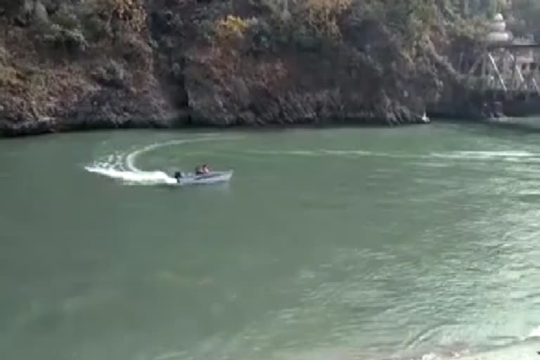 water sports trial in larji lake in kullu