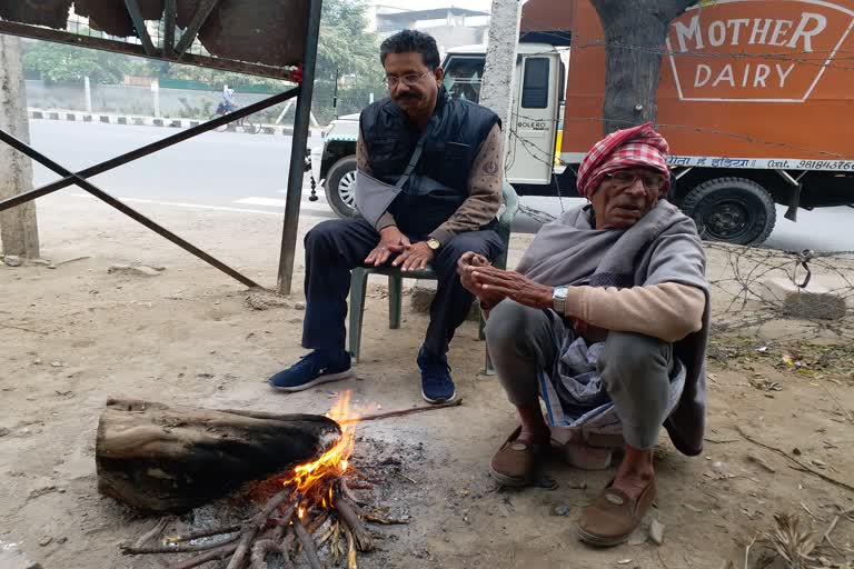 People suffering from cold in Delhi temperature can reach 5 degree Celsius