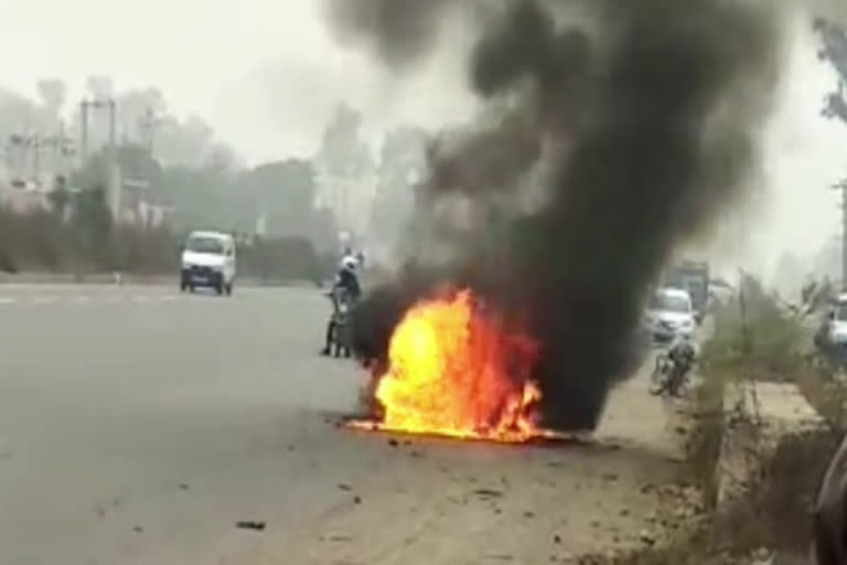 burning car in panipat