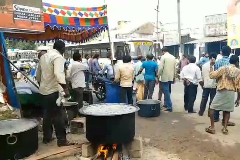 గోవాడ చక్కెర కర్మాగారం కార్మికుల వంటావార్పు