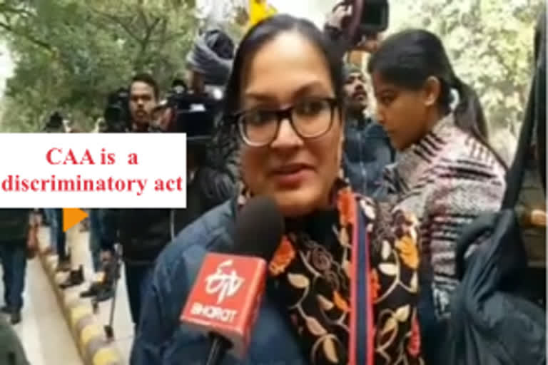 ANTI-CAA protest march in Delhi  Anti-CAA protester  Don't want to raise my daughter in an India which discrimates  protest in delhi  protest against CAA in delhi  citizenship amendment act  Don't want to raise my daughter in an India which discrimates: Anti-CAA protester