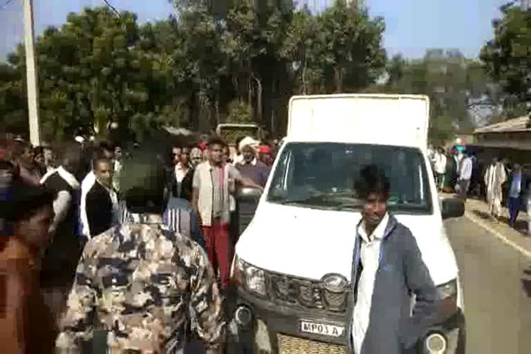 high-speed-van-hit-a-bike-rider-in-daboh-in-bhind