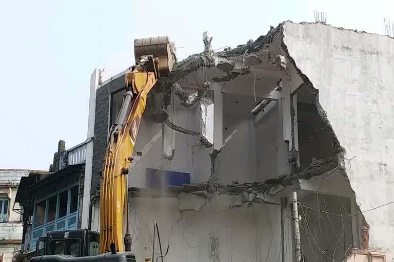 The administration fired a bulldozer on the illegal building