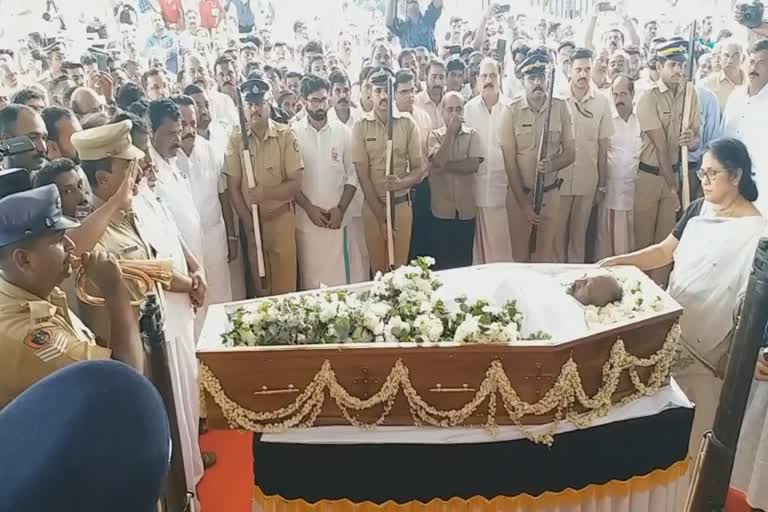 തോമസ് ചാണ്ടിക്ക് നാടിന്‍റെ അന്ത്യാജ്ഞലി  THOMAS_CHANDI_FUNERAL  THOMAS_CHANDI_FUNERAL_GUARD_OF_HONOR  ചേന്നങ്കരി സെന്‍റ് പോൾസ് മാർത്തോമ്മ പള്ളിയിലായിരുന്നു സംസ്കാരം