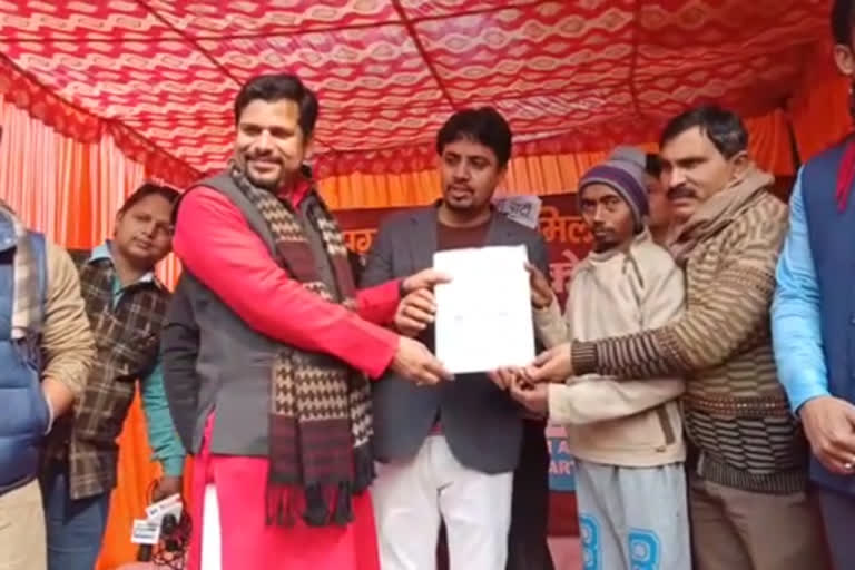 slum dwellers got a certificate of a permanent house