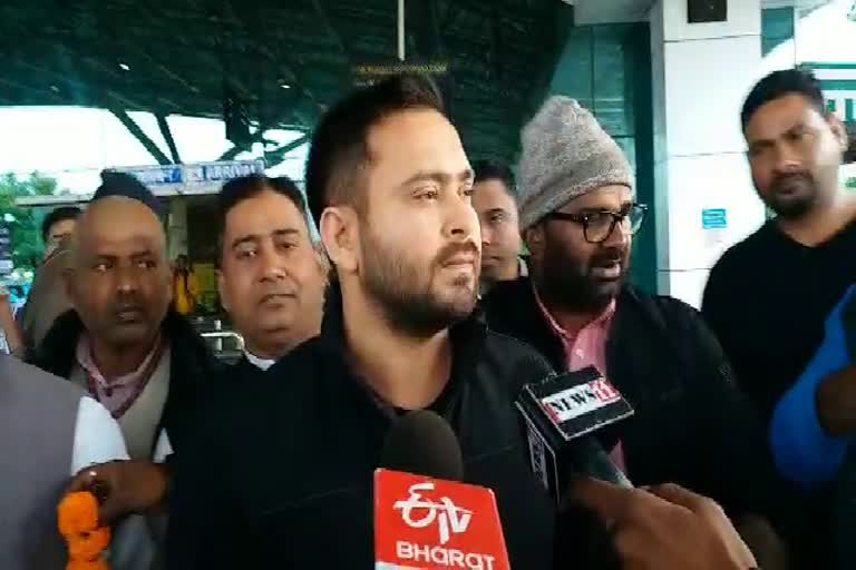 Tejashwi Yadav arrives in Ranchi to meet Hemant Soren