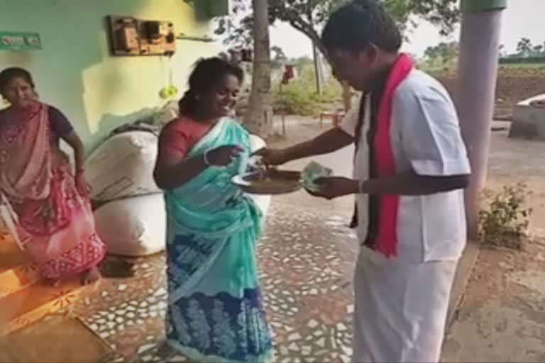 madurai-dmk-candidate-bribes-voters-on-campaign