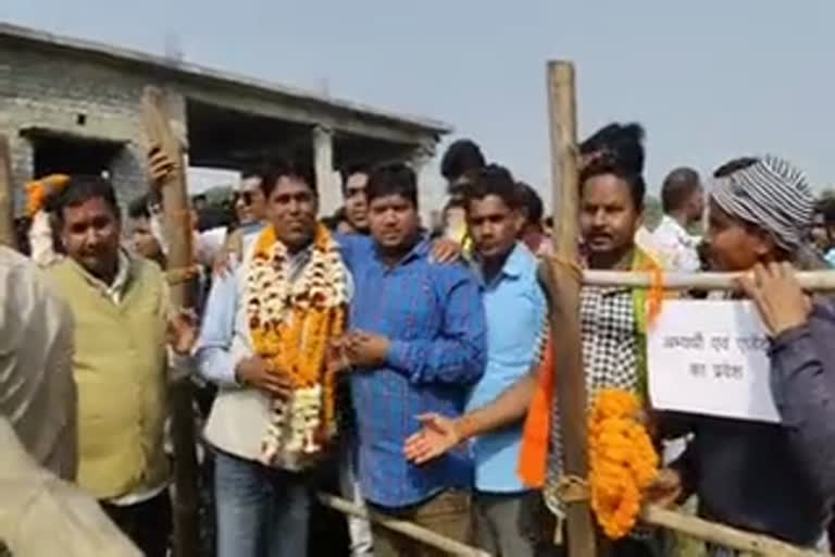 Independent candidates buried the flag