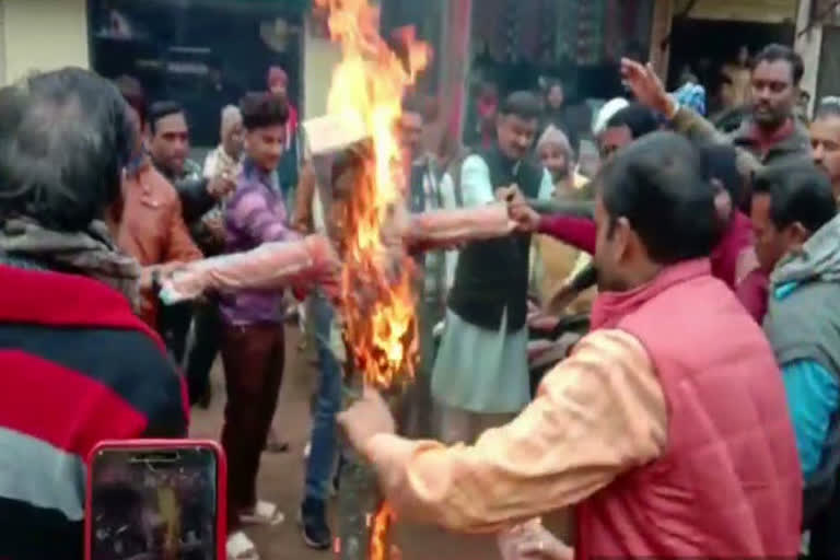 BJP burnt Jyotiraditya Scindia's effigy