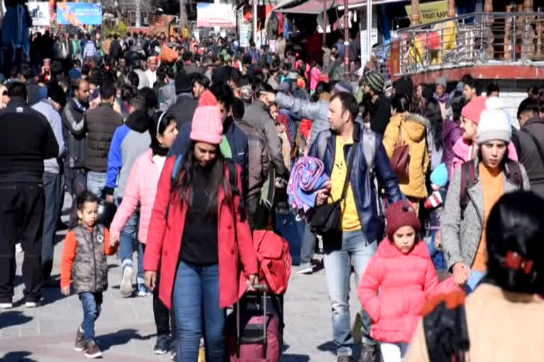 tourists reached Manali for Christmas