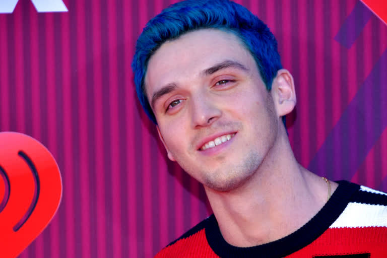 american musician lauv sings b'wood for good newwz