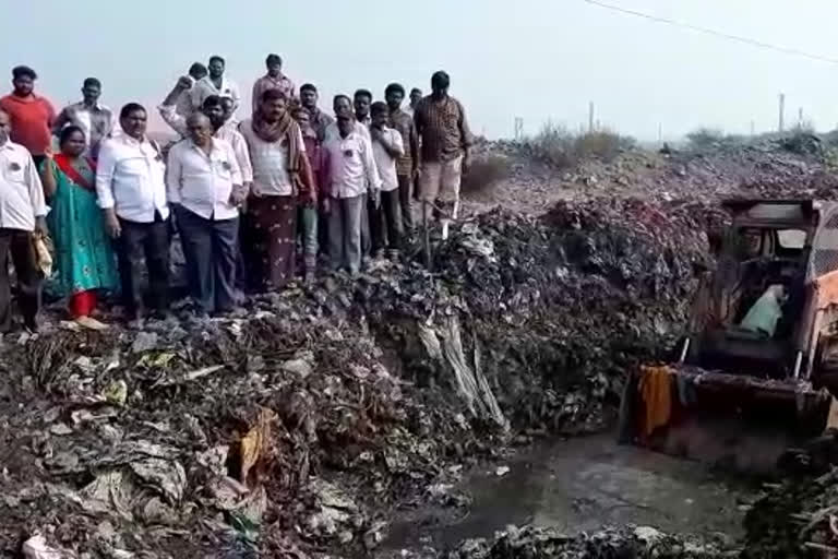 contract employee died in narasarao peta dumping yard