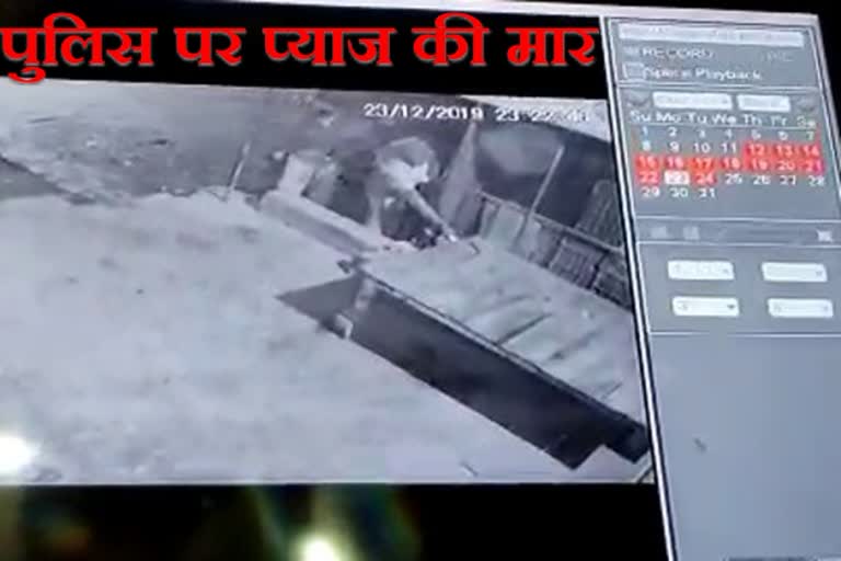 two-constables-caught-stealing-onion-in-cctv-in-mainpuri