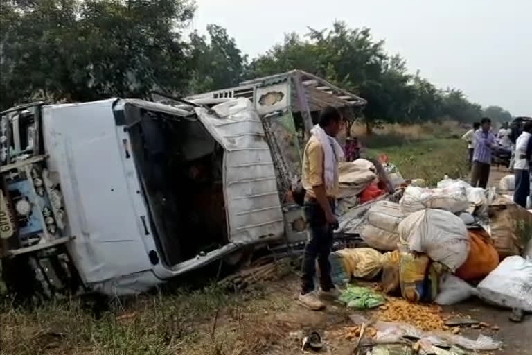 pickup turns over in barwani