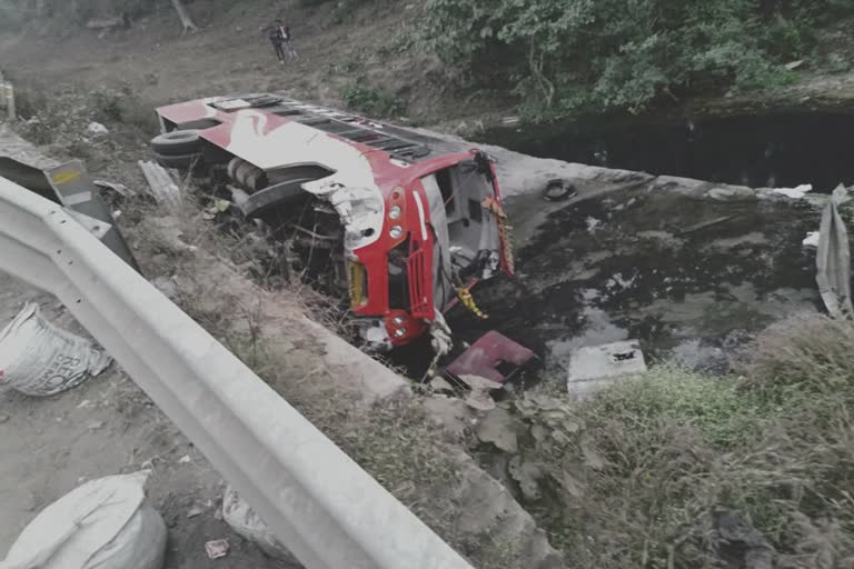 Bus full of passengers overturned, 20 passengers injured