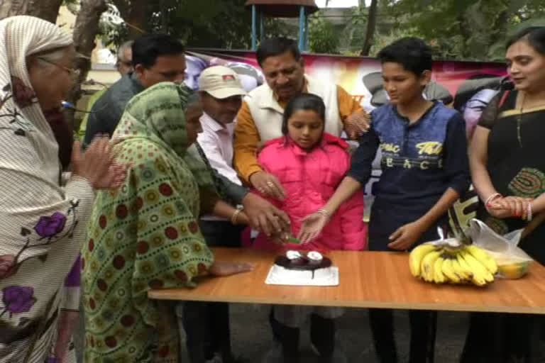 youth celebrated christmas in oldage hom