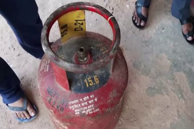 palwal hp gas agency fraud soil in gas cylinder