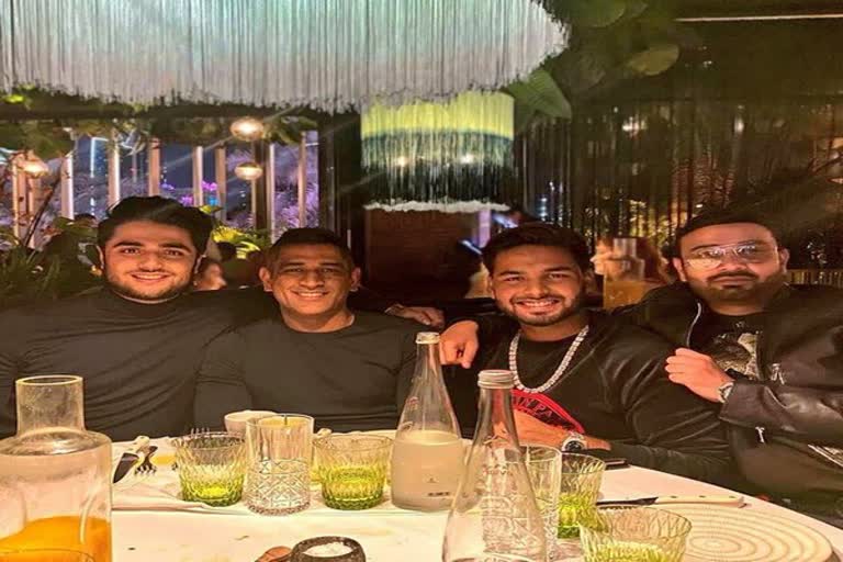 rishabh-pant-celebrates-christmas-with-dhoni