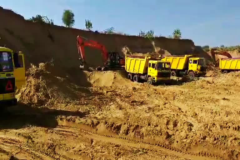 fillegal excavation on private land, निजी जमीन पर अवैध खुदाई, बाड़मेर न्यूज, barmer news