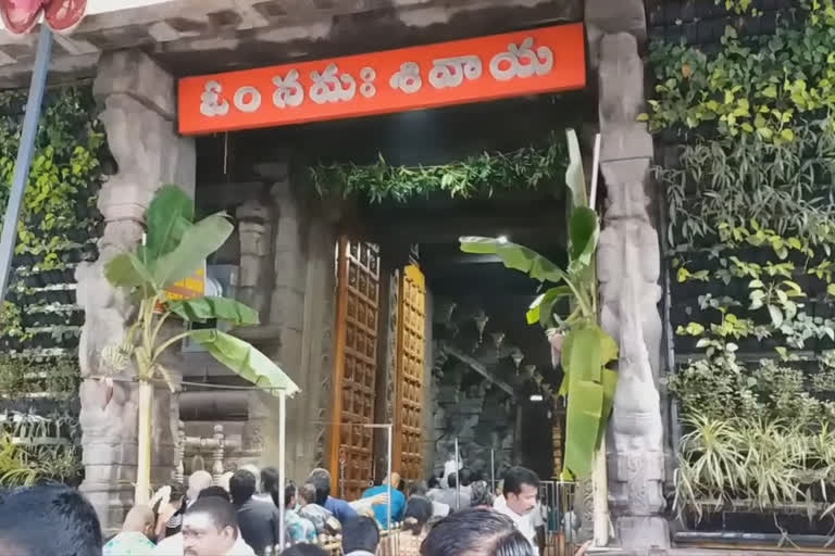 Devotees rush in Srikalahasti during solar eclipse