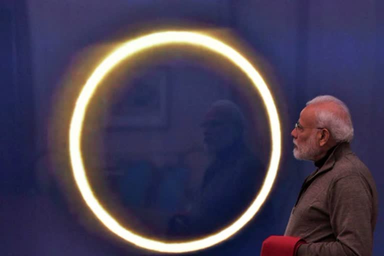 pm modi saw solar eclipse