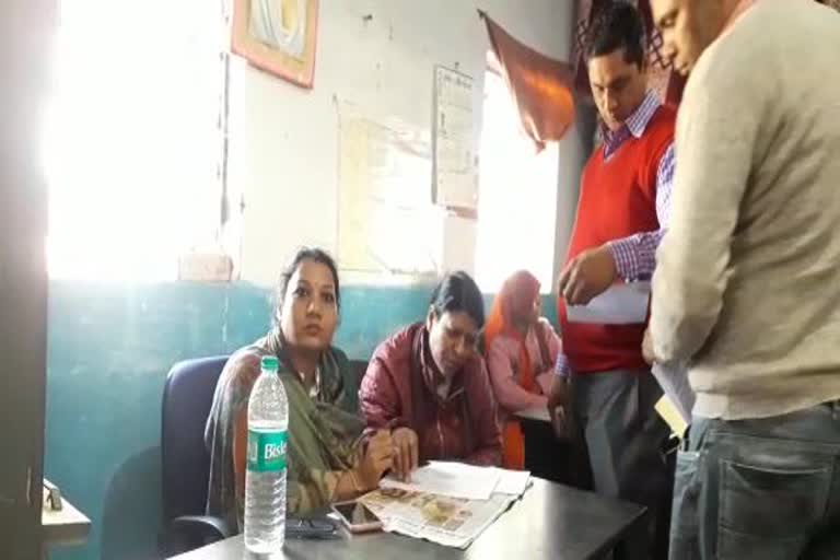 female-child-development-officer-caught-red-handed-taking-bribe-in-damoh