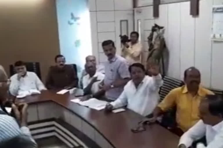 Disputes between the Action Committee and the officers in kolhapur Corporation meeting