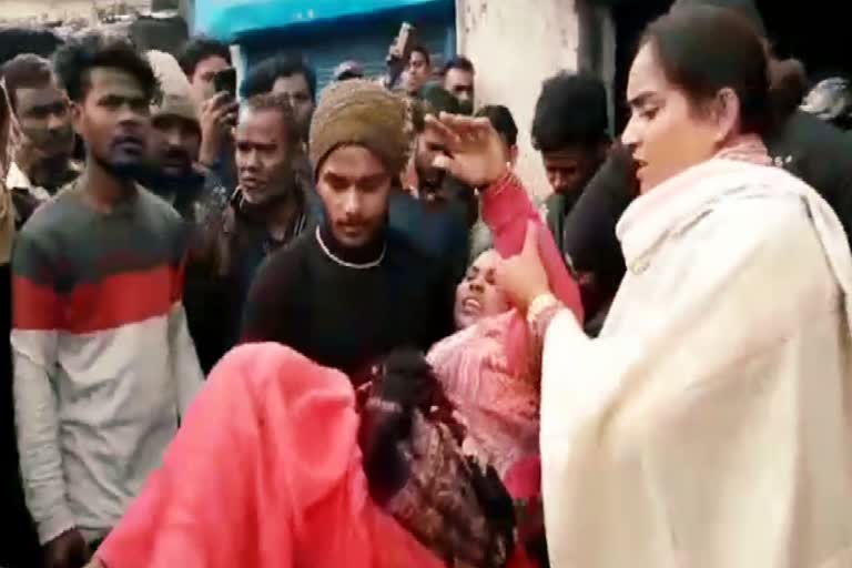 MLA Poornima Singh saved two injured people in dhanbad