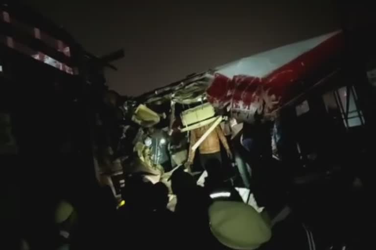 2-dead-in-bus-accident-on-jamkhed-mumbai-road-in-ahmednagar