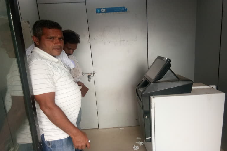 बंद पड़े एटीएम से निकले रुपए, ATM started withdrawing money